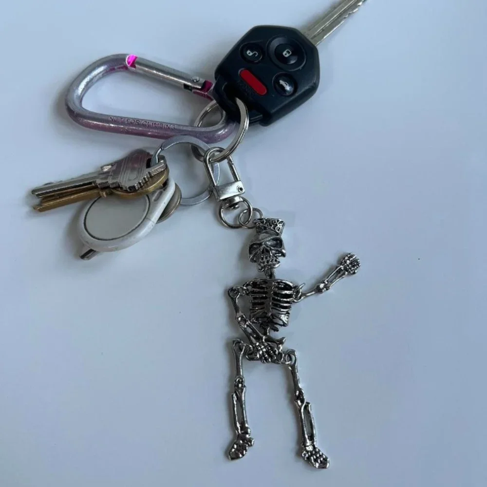 Y2K 2000s vintage skeleton grunge skull gothic silver keychain